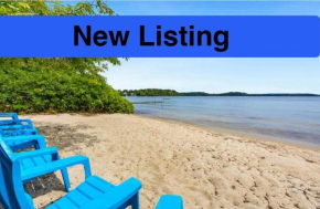 Family Lakeside Escape with Private Beach and Calm Waters